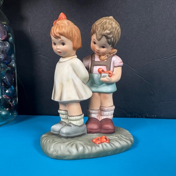 Goebel Berta Hummel "Token Of Love" Figurine, Excellent Condition Club Exclusive - Picture 6 of 12